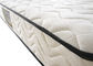 Il materasso superiore stretto di colore bianco, rotola sul materasso compresso della schiuma di memoria di vuoto